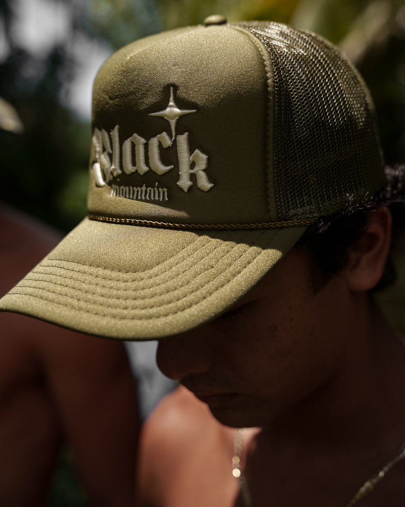 The Black Mountain Mesh Snapback Hat — Army Green